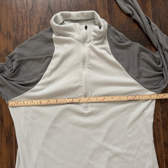 Patagonia XL White and Gray Capilene 2 Lightweight Base Layer 1/4 Zip Pullover - Picture 4 of 6